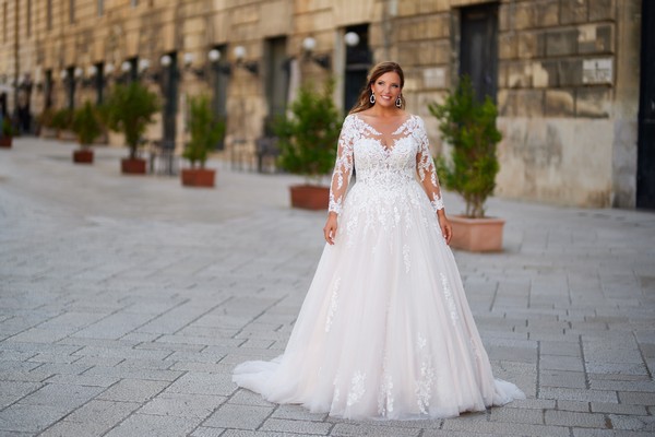 Curvybrautmode 2026 -Brautkleid bei Lipödem, Die Top-Trends für Curvy-Brautmode 2025. Brautkleid Curvy mit langen Ärmeln. Das Brautkleid ist von tres chic und aus Tüll und Spitze. Brautkleid Plussize A-Linie, Brautmode Curvy Geschäft, Hochzeitskleid Plussize bad Kreuznach, Mainz, Köln, Frankfurt am Main, Wiesbaden. Brautkleider große Größe. Brautkleid Tüll und Tränen. Die Top Brautkleid-Trends für 2025: Was erwartet dich?