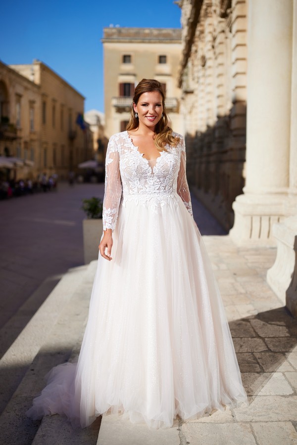 Brautkleid curvy von Tres Chic mit langen Ärmeln aus Spitze.