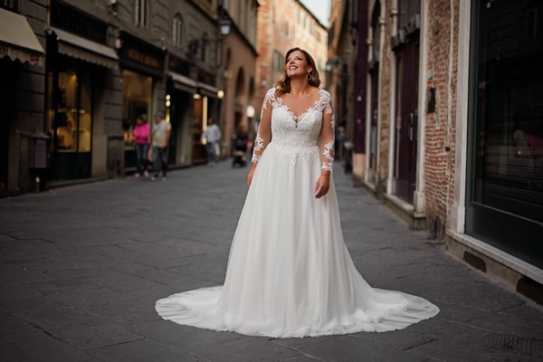 Brautkleid curvy mit langen Ärmeln
