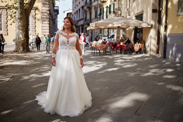 Brautkleid curvy von Tres Chic mit langen Ärmeln aus Spitze.