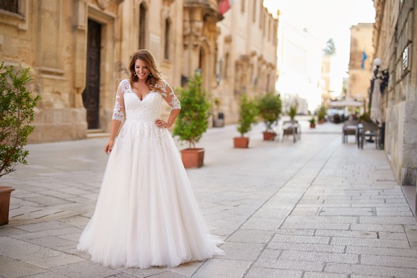Brautkleid curvy von Tres Chic mit langen Ärmeln aus Spitze. Brautkleider Tres Chic 2025.