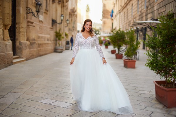 Brautkleid curvy von Tres Chic mit langen Ärmeln aus Spitze. Brautkleider Tres Chic 2025. Die Top-Trends für Curvy-Brautmode 2025. Brautmode curvy bei Biancas Brautmoden in Bad Kreuznach kaufen. Riesige Auswahl an Brautkleidern in großer Größe. Viele Curvybrautkleider haben lange Ärmel in verschiedenen Styles. Curvybräute lieben Brautkleider mit Ärmel um ihre Arme zu bedecken. Brautkleid currvy A-Linie mit langen Ärmeln. Brautkleider Tres Chic für deine Hochzeit 2025 in Bad Kreuznach, in der Nähe, in Mainz, in Wiesbaden, in Koblenz, in Mannheim kaufen.