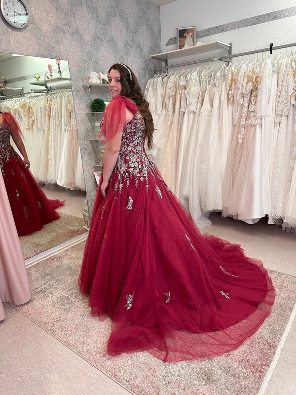 Brautkleid burgund curvy