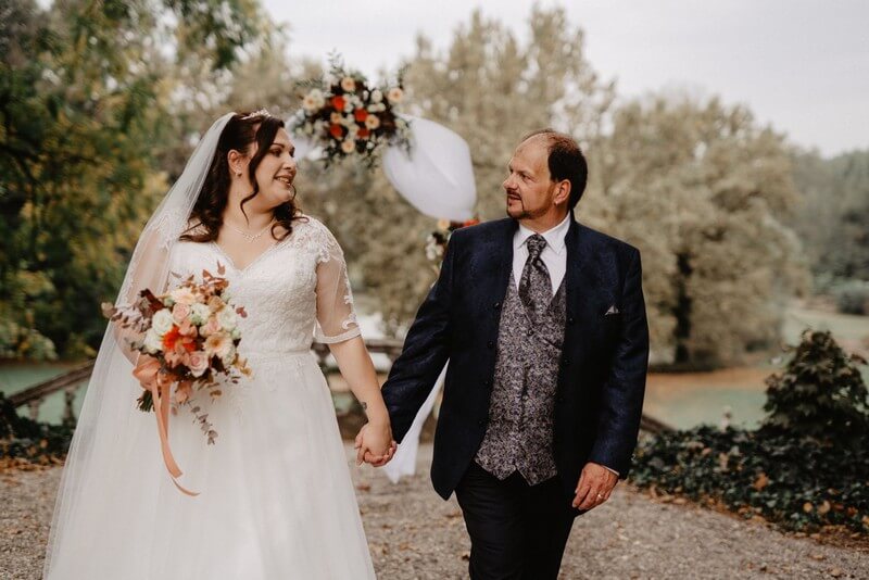 Echtes Curvy Brautpaar am Hochzeitstag