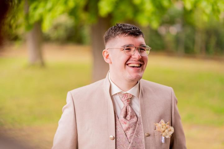 Bräutigam in Anzug von Tziacco