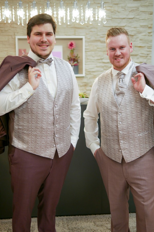 2 Männer in Anzügen und WEsten zur Hochzeit