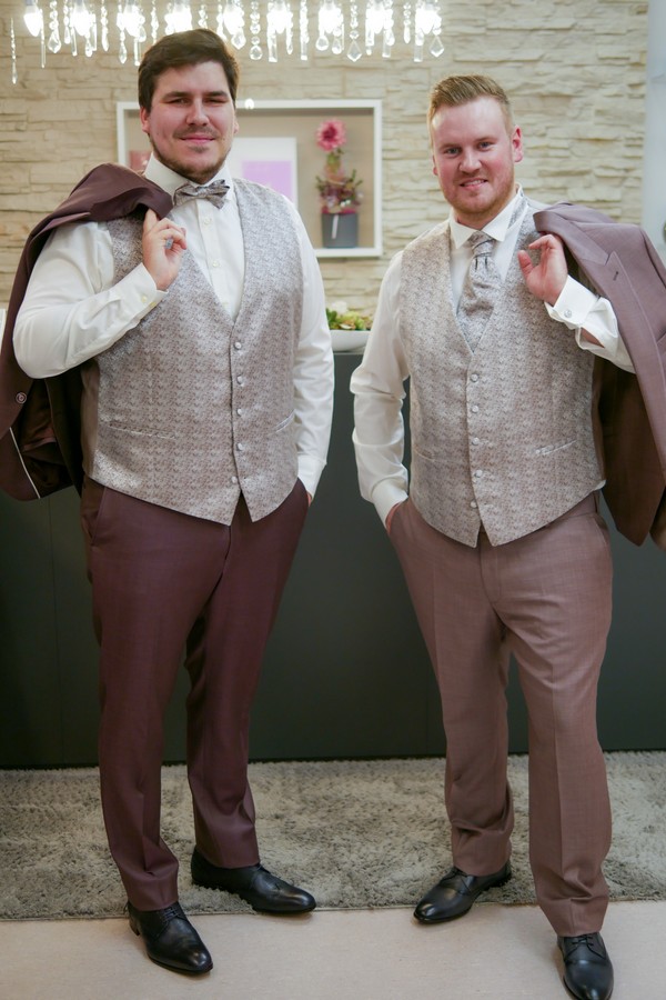 2 Männer in Anzügen und WEsten zur Hochzeit