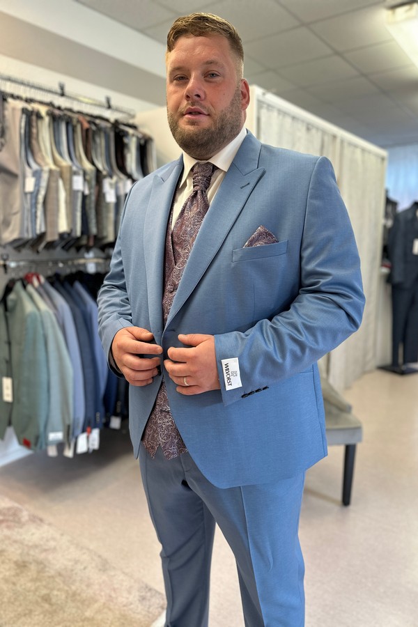 Mann in Anzug mit Weste und Plastron