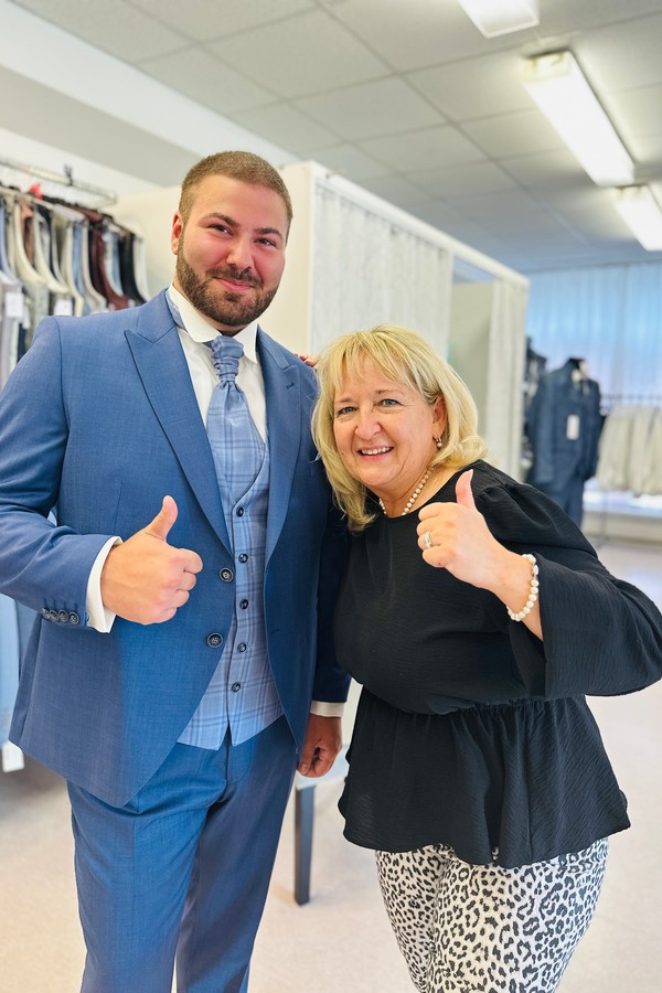 Mann in Anzug mit Weste und Plastron und Bianca