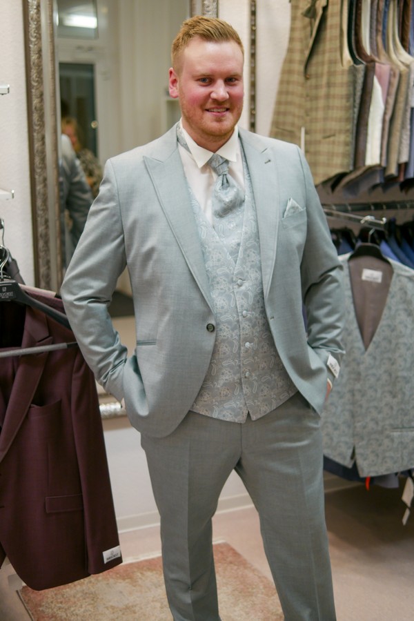 Mann in Anzug mit Weste und Plastron