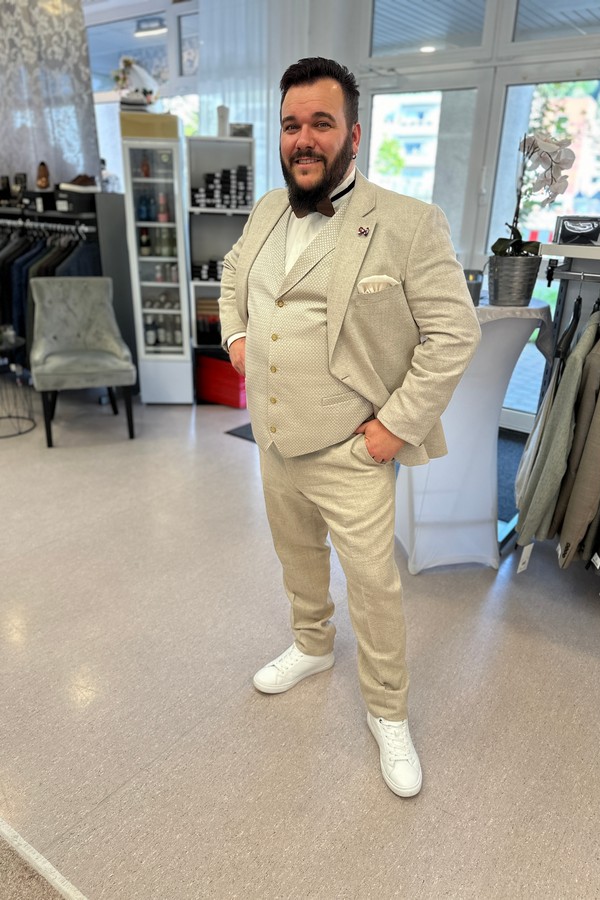 Boho Wedding. Bräutigam in hellem Anzug mit Weste und Fliege. ANzug hell Boho