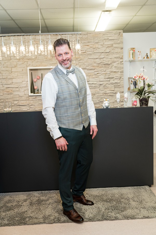 Mann in Weste und Fliege Übergröße