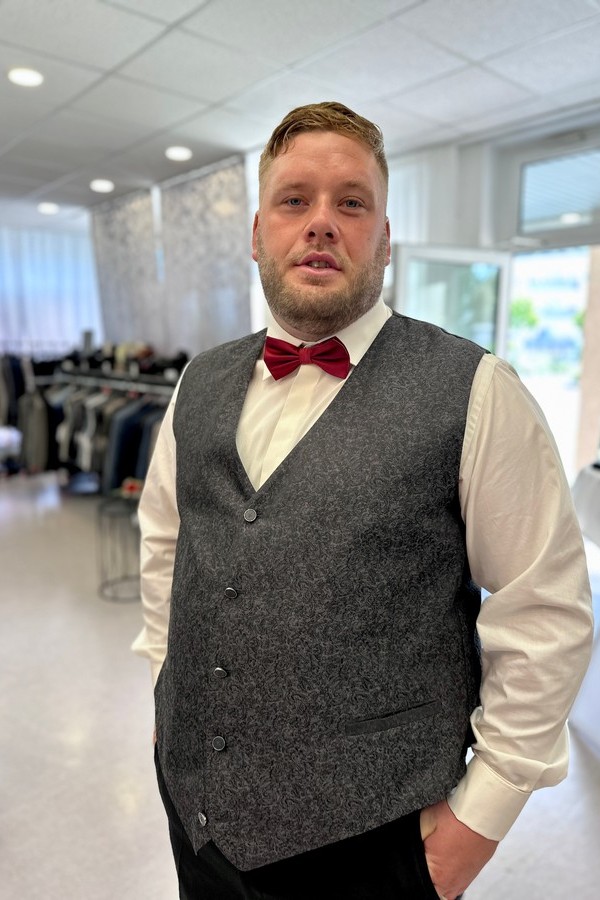 Mann mit Weste und Fliege Übergröße