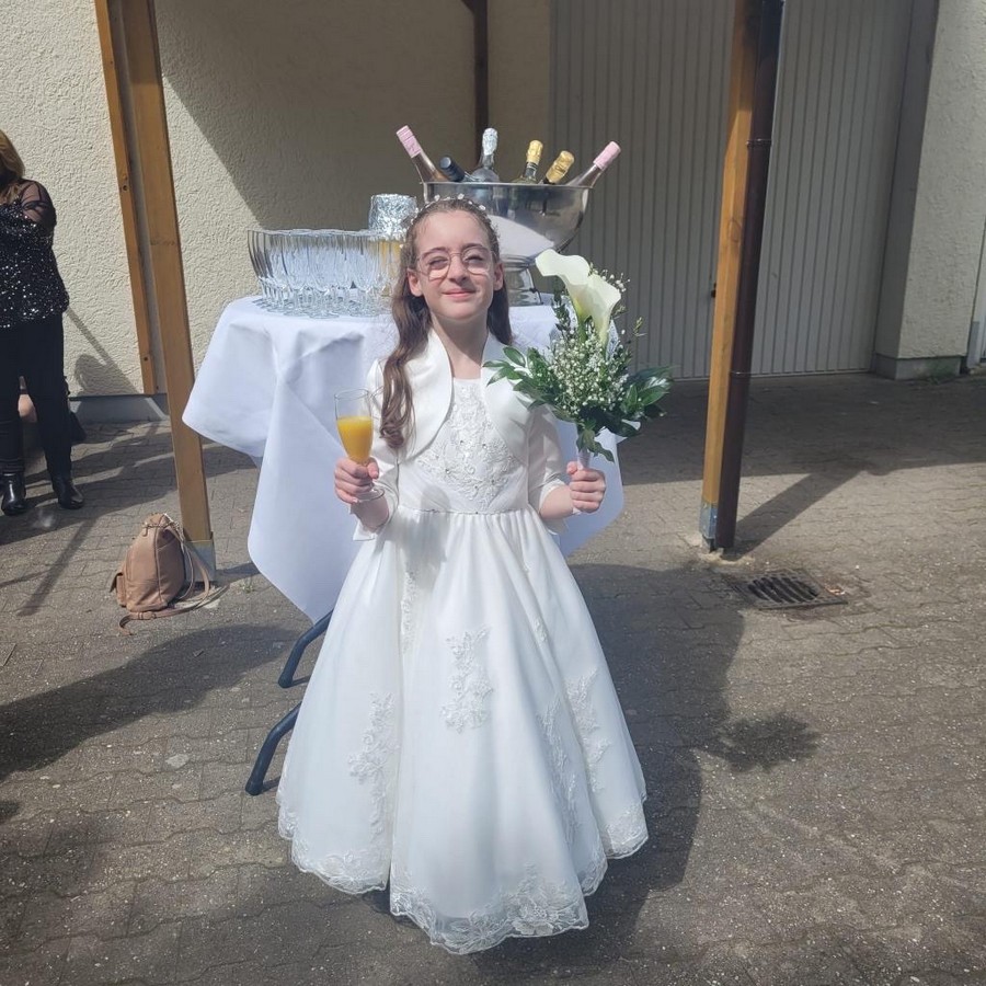 Kommunion Mädchen in langem Kleid mit Spitze