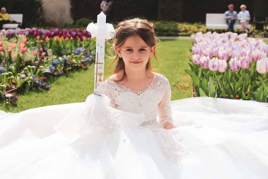 Kommunionkind mit Kerze zur Kommunion 2026.