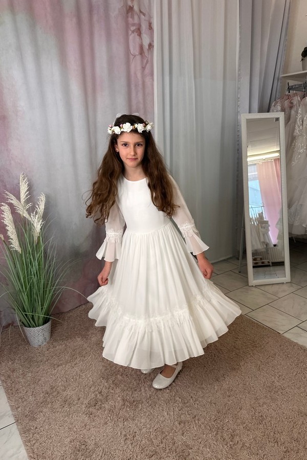 Mädchen mit Boho Kommunionkleid von Bian Corella.