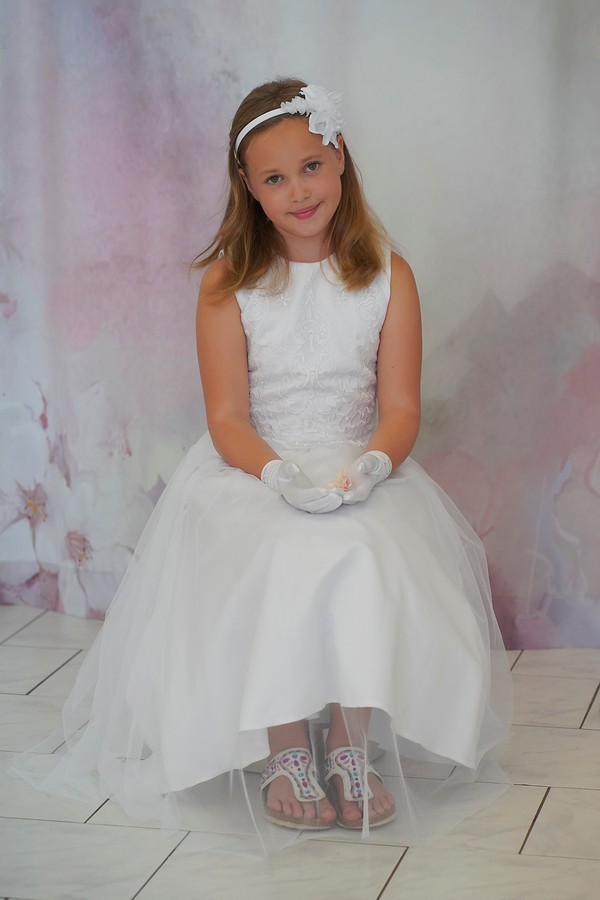 Mädchen in Kommunionkleid