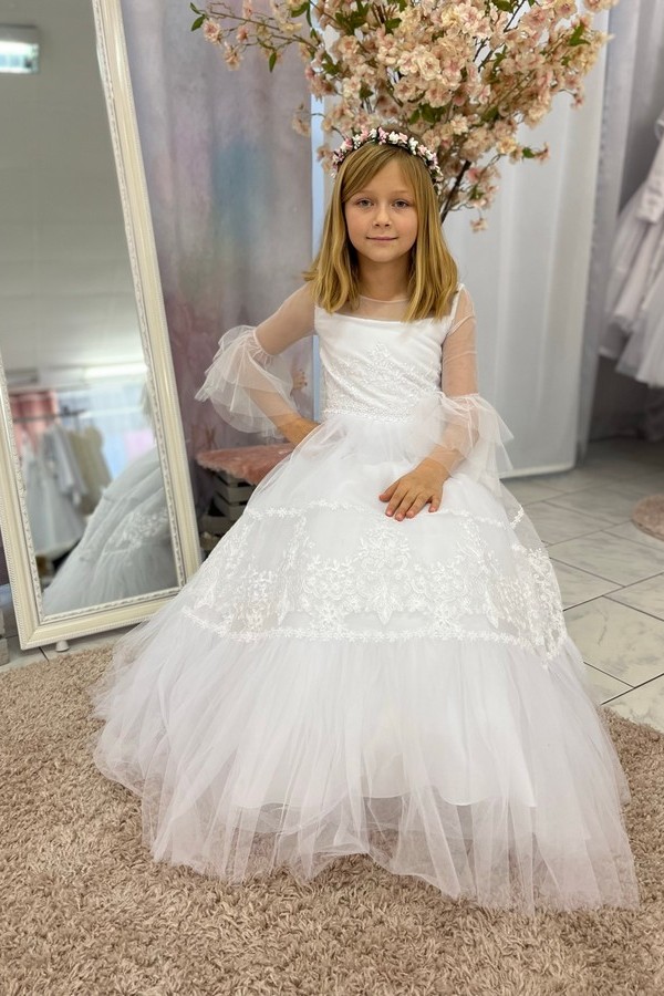 Mädchen in Boho Kommunionkleid und Blumenkranz