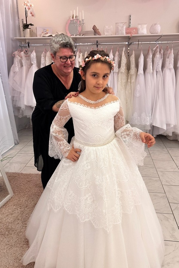 Mädchen in Kommunionkleid. Der perfekte Zeitpunkt: Kommunionkleid kaufen