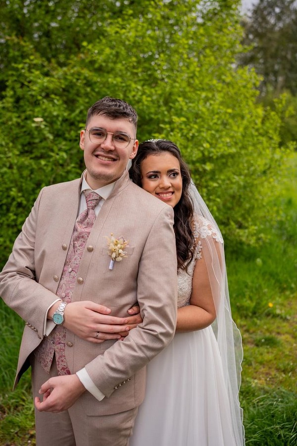 Echtes Brautpaar in Anzug hell