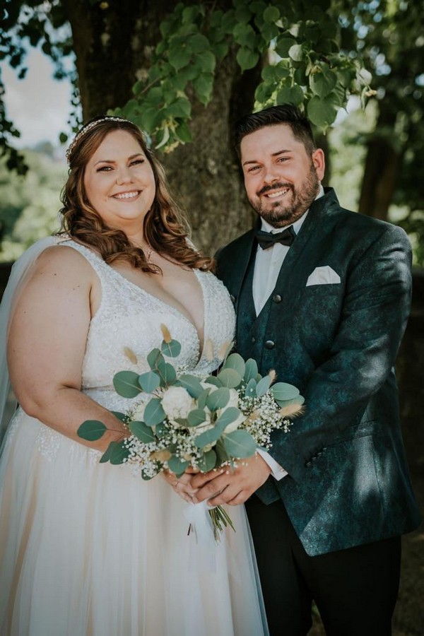 Curvybraut mit großem Busen