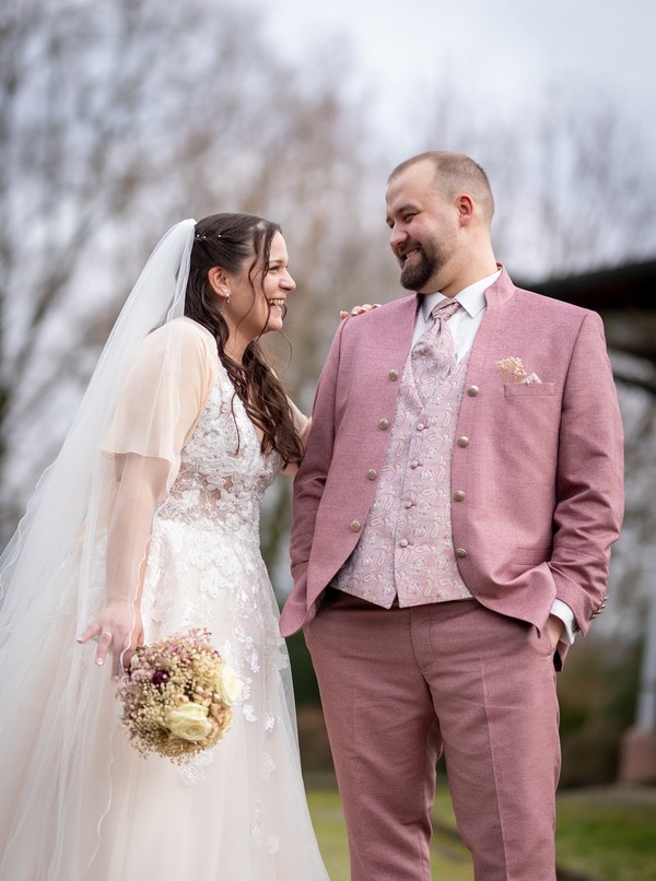 Echtes Brautpaar mit großer Größe