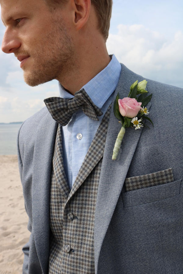 Mann im blauen anzug mit Weste und Fliege