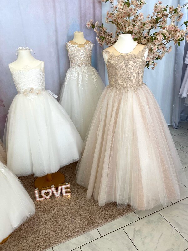 Auswahl an Taufkleider für Mädchen.