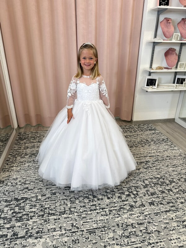 Mädchen in Kommunionkleid lang