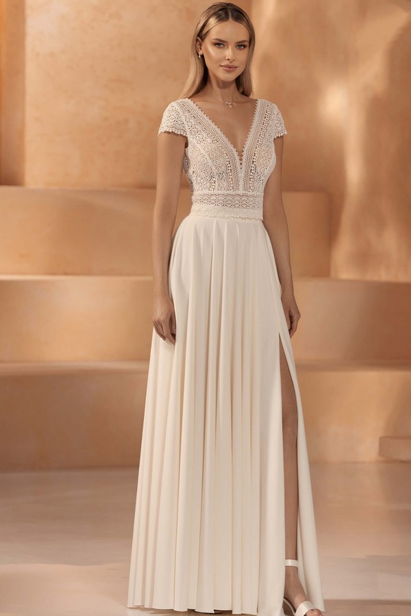 Schlichtes Brautkleid mit Schlitz