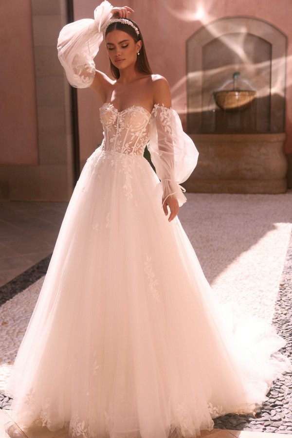 Brautkleid ohne Träger und Armstulpen