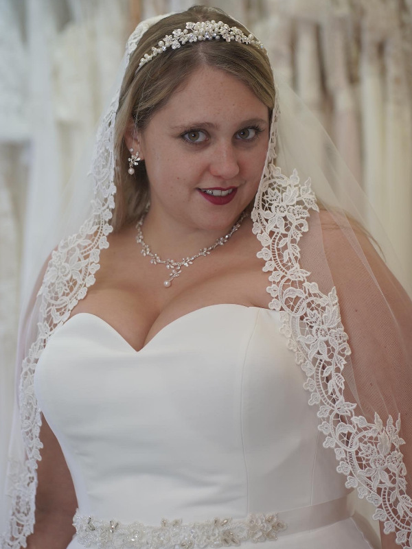 Braut curvy mit Spitzenschleier
