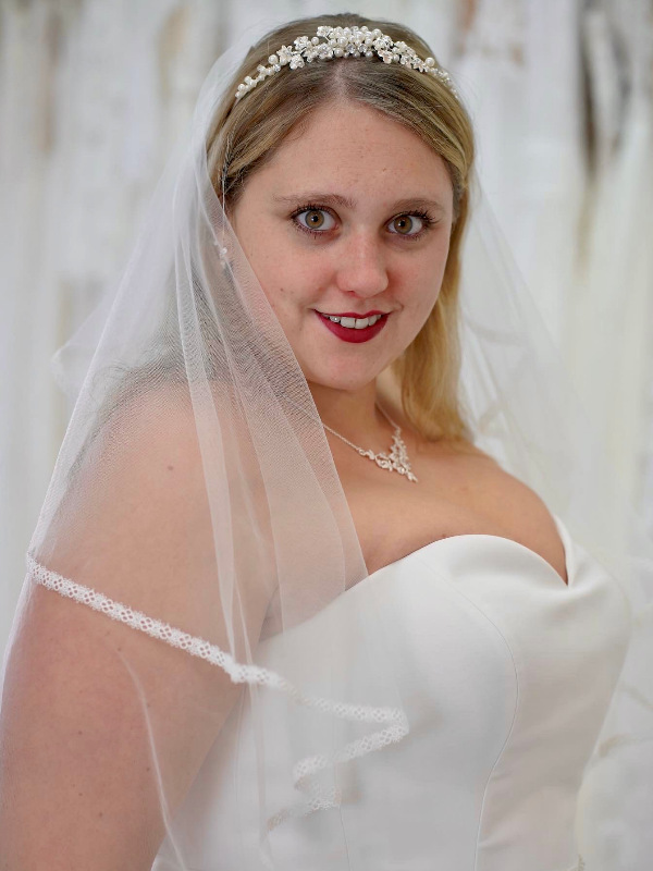 Braut mit cleanem Curvybrautkleid