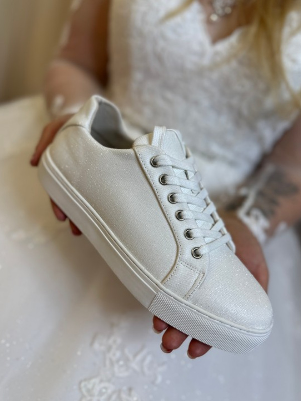 Brautschuhe. Brautsneaker zur Hochzeit tragen.