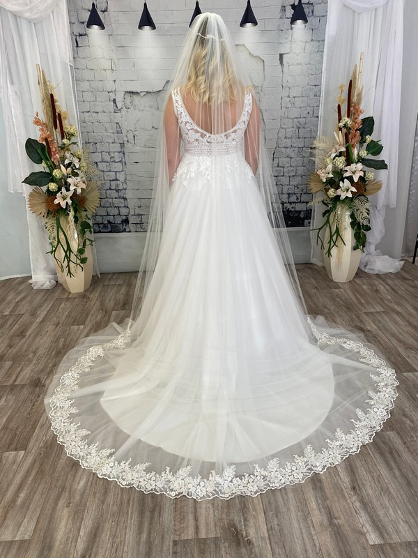 Braut mit langem Spitzenschleier