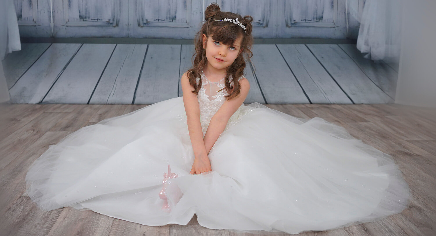 Taufkleid für Mädchen. Festliches Kleid für Mädchen zur Taufe oder Hochzeit. Taufmode in Bad Kreuznach, Mainz, Wiesbaden, Alzey, Kaiserslautern, Frankfurt. Festliche Kindermode für Mädchen. Tüllkleid für Mädchen. Pompöses Taufkleid.