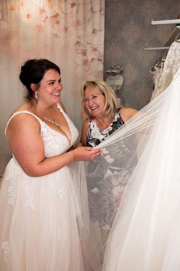 Curvy-Brautmoden: Finde dein Traumkleid mit Bianca Brautmoden. 10 Tipps für die Suche des perfekten Curvybrautkleides. 10 Tips um als Curvybraut das perfekte Geschäft auszuwählen. Walk in day. Curvy-Brautmoden: Finde dein Traumkleid mit Bianca. Verkäufer (m/w/d) bei Bianca Brautmoden in Vollzeit gesucht. Schwanger heiraten als Curvybraut. News