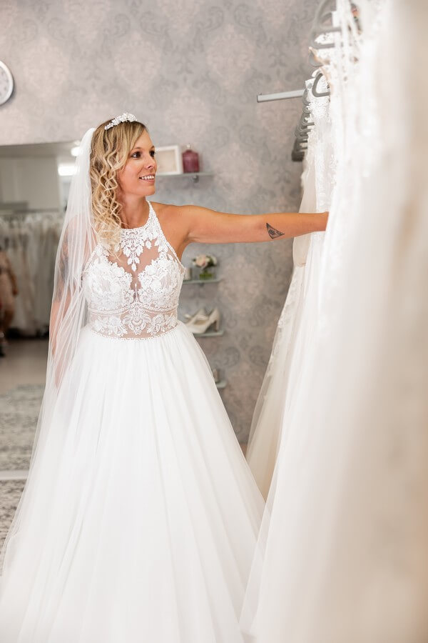 Braut bei der Auswahl des Brautkleides. Die beliebtesten Brautkleid Stile erklärt. Optimale Vorbereitung zur Brautkleidanprobe. Vorbereitung für deinen Brautkleid-Anprobetermin