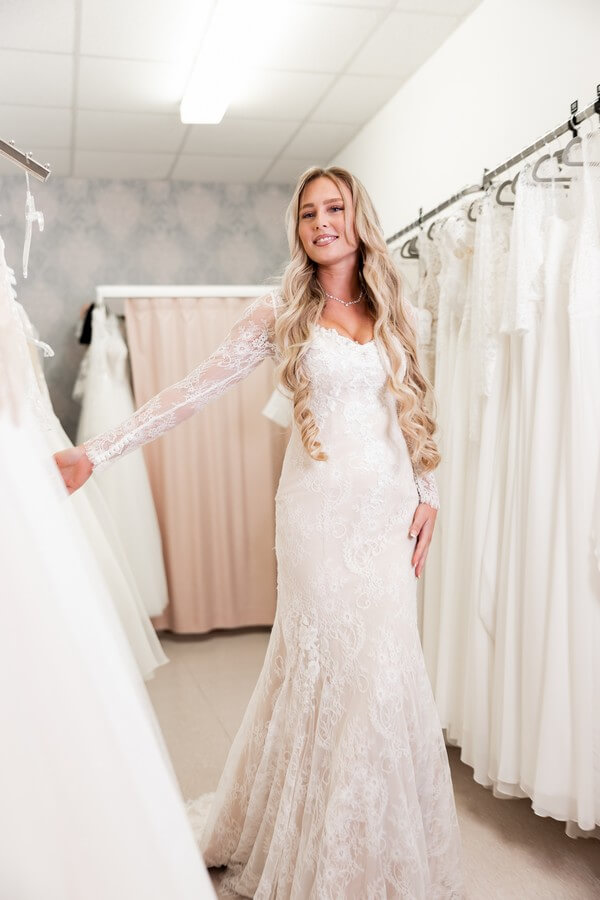 Frau im Brautkleid bei Biancas Brautmoden