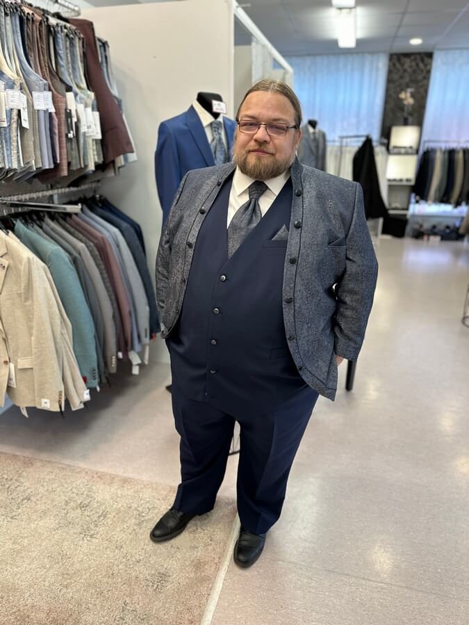 a man in a suit in Plussize.