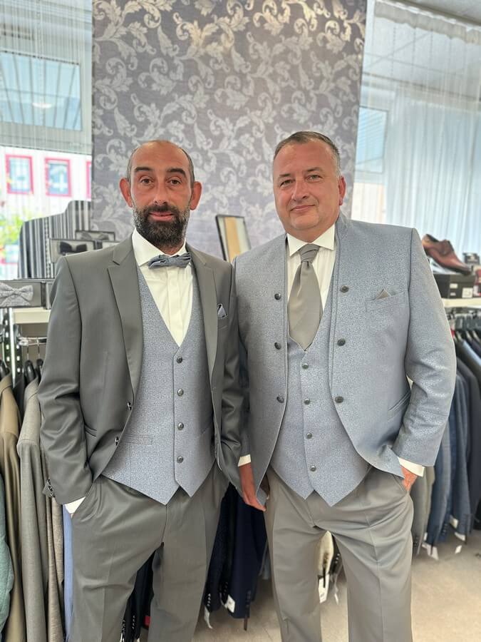 2 Männer in Hochzeitsanzügen