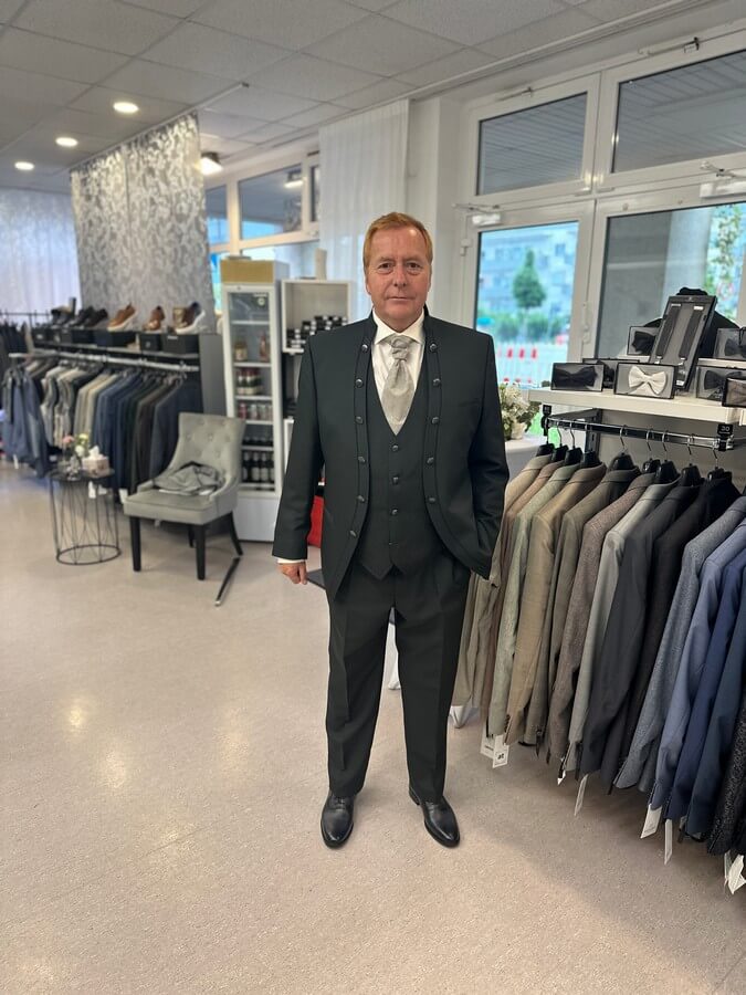 a man in a suit in Plussize