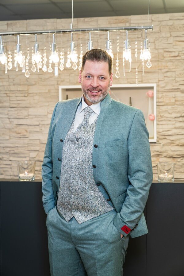 a man in a suit. Beliebteste Grüntöne für deinen Hochzeitsanzug