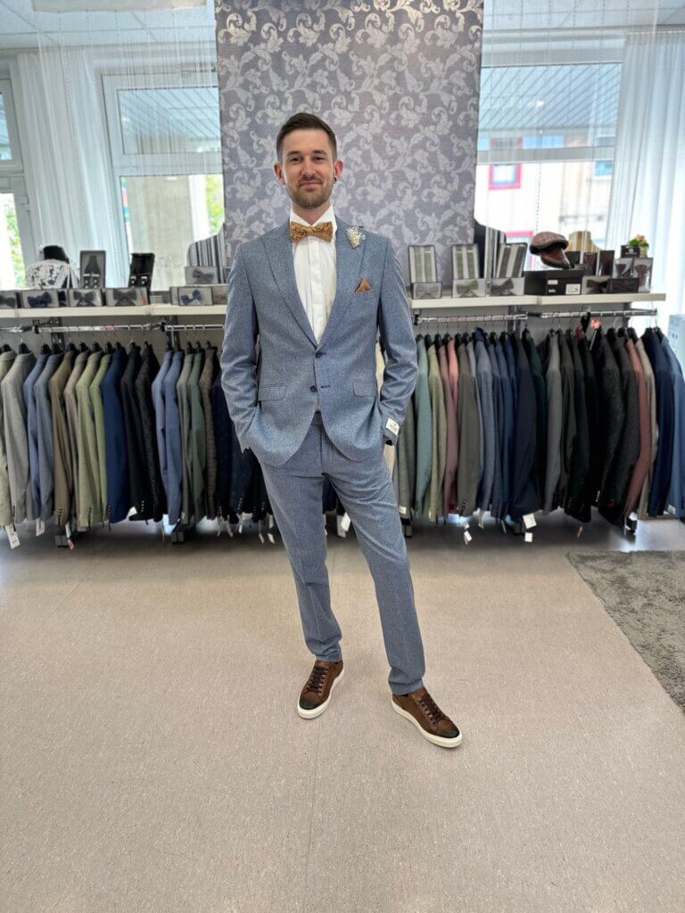 Anzüge mit Sneakern