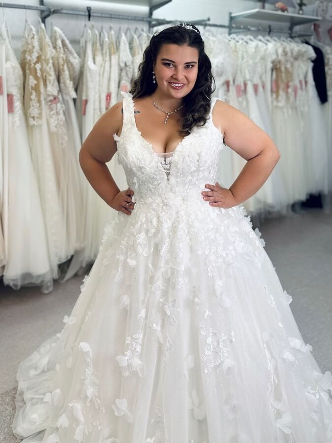 Brautkleid große Größe 52 ohne Ärmel mit 3D Spitze