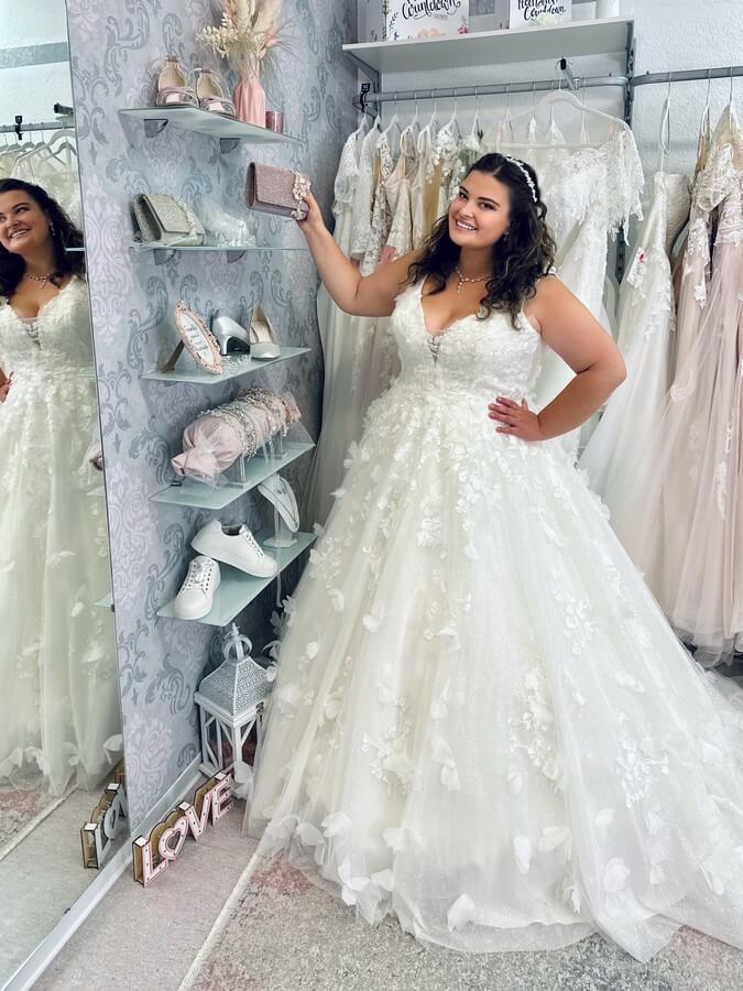 Brautkleid große Größe 52 ohne Ärmel mit 3D Spitze