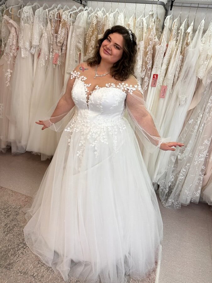 Brautkleid Übergröße mit Blätterspitze und Ärmeln