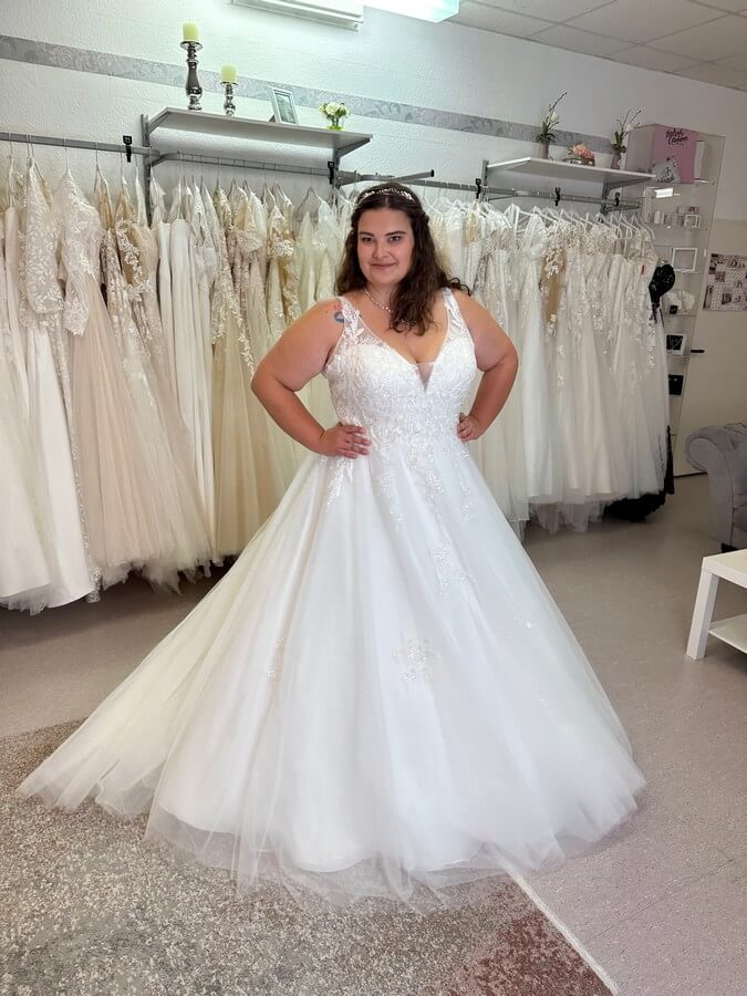 Brautkleid curvy mit Trägern und tiefem Ausschnitt von Jarice