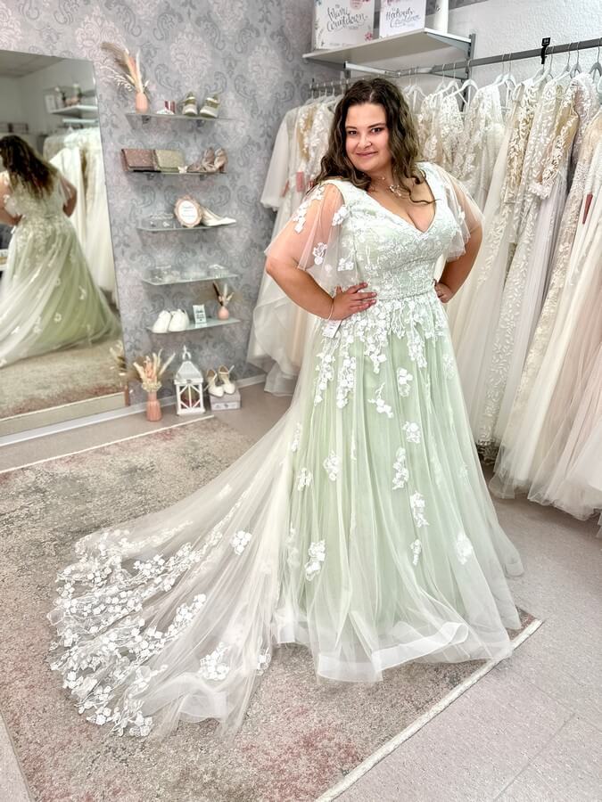 Grünes Curvybrautkleid von Jarice