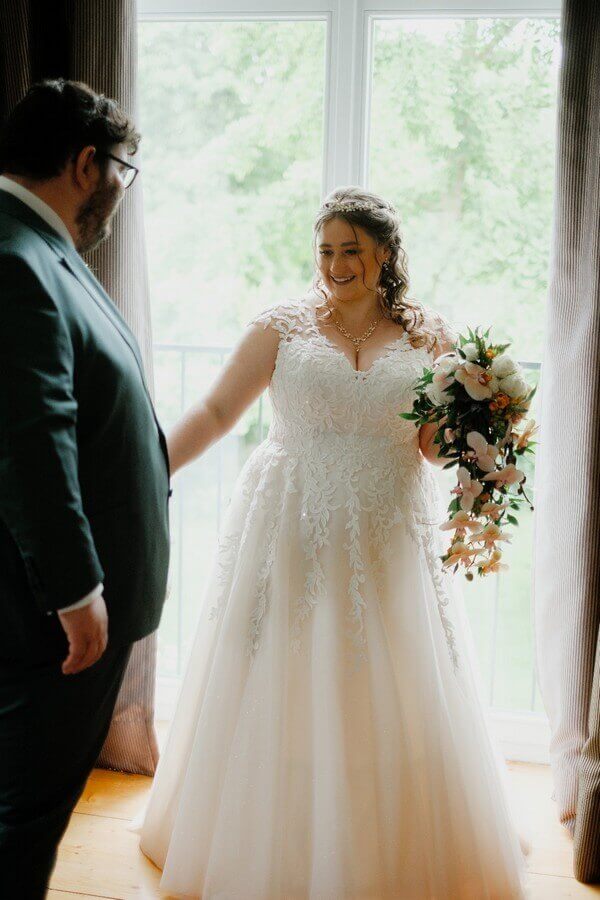 Curvy Brautpaar große Größe. Keine Angst vor der Anprobe